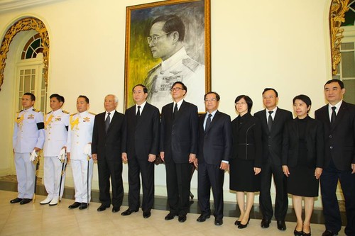 ผู้นำเวียดนามเข้าร่วมพิธีถวายอาลัยพระบาทสมเด็จพระเจ้าอยู่หัวในพระบรมโกศ - ảnh 5