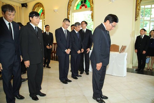 ผู้นำเวียดนามเข้าร่วมพิธีถวายอาลัยพระบาทสมเด็จพระเจ้าอยู่หัวในพระบรมโกศ - ảnh 7
