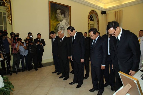 ผู้นำเวียดนามเข้าร่วมพิธีถวายอาลัยพระบาทสมเด็จพระเจ้าอยู่หัวในพระบรมโกศ - ảnh 4