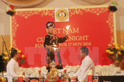สาธิตพิธีแสดงความเลื่อมใสบูชาเจ้าแม่ของชาวเวียดนามในมาเลเซีย - ảnh 1