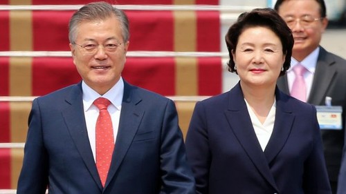 นายกรัฐมนตรี เหงียนซวนฟุก ให้การต้อนรับประธานาธิบดีสาธารณรัฐเกาหลี ที่ปรึกษาคณะรัฐมนตรีญี่ปุ่น - ảnh 1
