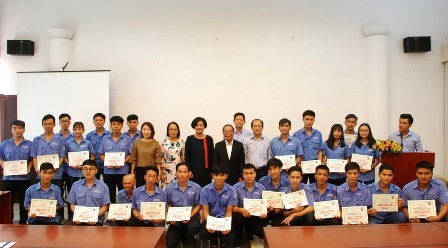 สถานกงสุลไทยมอบทุนการศึกษาให้แก่นักศึกษาของวิทยาลัยเทคนิคกาวทั้ง - ảnh 2