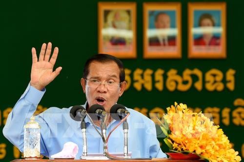นายกรัฐมนตรีกัมพูชาเดินทางมาเวียดนามเพื่อไว้อาลัยประธานประเทศ เจิ่นด่ายกวาง - ảnh 1