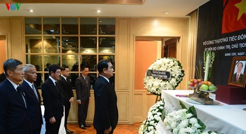 นายกรัฐมนตรีและรัฐมนตรีต่างประเทศไทยไว้อาลัยประธานประเทศ เจิ่นด่ายกวาง - ảnh 1
