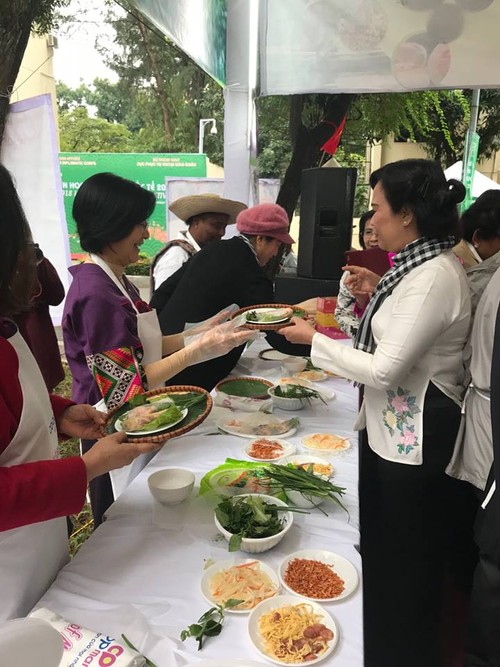 สถานทูตไทยในกรุงกรุงฮานอยเข้าร่วมงานเทศกาลอาหารนานาชาติ ณ กรุงฮานอย ครั้งที่ 6 - ảnh 2