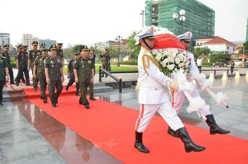 กัมพูชาแสดงความสำนึกในบุญคุณต่อวีรชนทหารพลีชีพเพื่อชาติ ทหารอาสาสมัครเวียดนามที่เสียสละเลือดเนื้อในกัมพูชา - ảnh 1