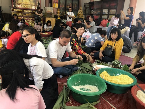 ชาวเวียดนามและนักศึกษาเวียดนามในกรุงเทพฯ ประเทศไทย ร่วมกันห่อขนมข้าวต้มมัดใหญ่เพื่อฉลองตรุษเต๊ตปีกุน 2019 - ảnh 1