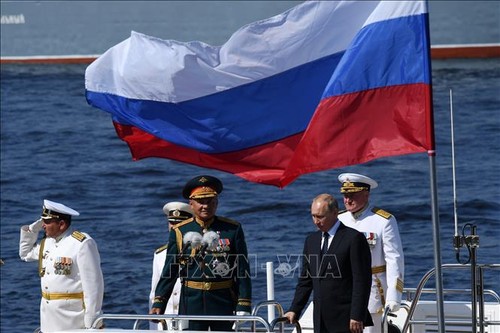 ประธานาธิบดีรัสเซียเข้าร่วมพิธีสำแดงกำลังของกองทัพเรือรัสเซีย - ảnh 1