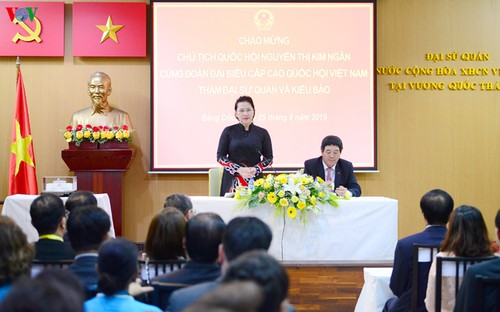 ประธานสภาแห่งชาติ เหงียนถิกิมเงิน เข้าร่วมการประชุมคณะกรรมการบริหารไอป้าและพบปะกับชมรมชาวเวียดนามในประเทศไทย - ảnh 2
