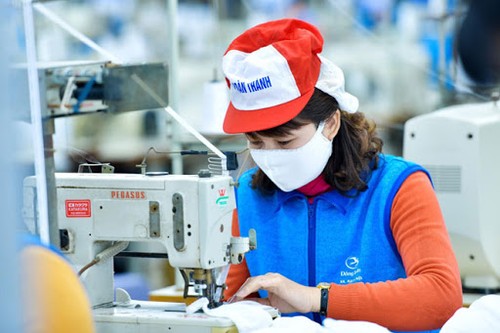 กลุ่มบริษัทสิ่งทอและเสื้อผ้าสำเร็จรูปเวียดนามหรือ Vinatex  ผลิตผ้าปิดฉมูกเกือบนับล้านชิ้นต่อวัน - ảnh 1