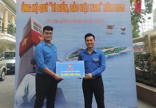 เยาวชนของกรุงฮานอยสนับสนุนกองทุนเพื่อทะเลและหมู่เกาะเวียดนาม - ảnh 1