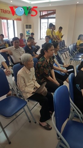 สถานทูตไทย ณ กรุงฮานอย ทีมประเทศไทยและภาคเอกชนมอบสิ่งของบรรเทาทุกข์ให้แก่ผู้ที่มีฐานะยากจนที่ได้รับผลกระทบจากโรคโควิด-19 ในแขวง ฟุกซ้า เขตบาดิ่งห์ กรุงฮานอย - ảnh 8