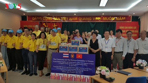 สถานทูตไทย ณ กรุงฮานอย ทีมประเทศไทยและภาคเอกชนมอบสิ่งของบรรเทาทุกข์ให้แก่ผู้ที่มีฐานะยากจนที่ได้รับผลกระทบจากโรคโควิด-19 ในแขวง ฟุกซ้า เขตบาดิ่งห์ กรุงฮานอย - ảnh 19