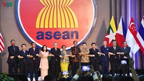 25 ปีเวียดนามมีส่วนร่วมผลักดันความสัมพันธ์ด้านการต่างประเทศของอาเซียน - ảnh 1