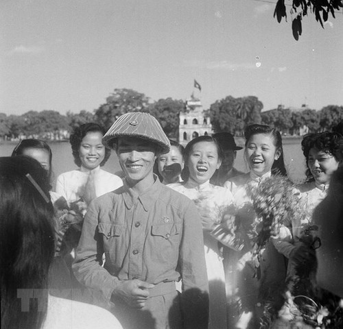 ภาพถ่ายที่ล้ำค่าเกี่ยวกับวันปลดปล่อยเมืองหลวงฮานอย 10 ตุลาคมปี 1954 - ảnh 13
