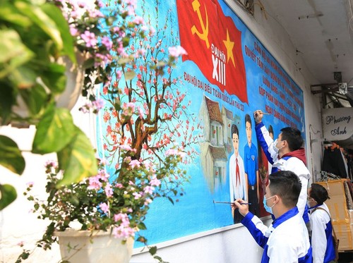 กรุงฮานอยเต็มสีสันของธงชาติและดอกไม้เพื่อฉลองการประชุมสมัชชาใหญ่พรรคคอมมิวนิสต์เวียดนามสมัยที่ 13 - ảnh 10