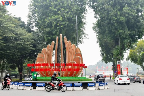 กรุงฮานอยเต็มสีสันของธงชาติและดอกไม้เพื่อฉลองการประชุมสมัชชาใหญ่พรรคคอมมิวนิสต์เวียดนามสมัยที่ 13 - ảnh 11