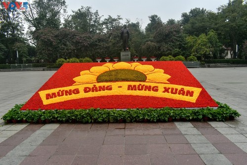 กรุงฮานอยเต็มสีสันของธงชาติและดอกไม้เพื่อฉลองการประชุมสมัชชาใหญ่พรรคคอมมิวนิสต์เวียดนามสมัยที่ 13 - ảnh 12