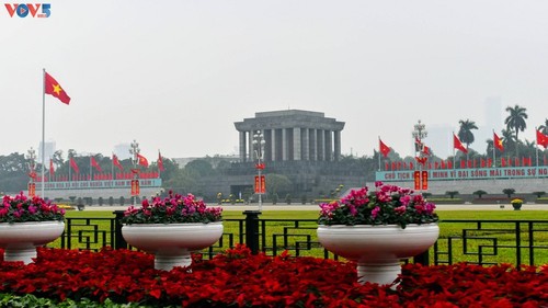กรุงฮานอยเต็มสีสันของธงชาติและดอกไม้เพื่อฉลองการประชุมสมัชชาใหญ่พรรคคอมมิวนิสต์เวียดนามสมัยที่ 13 - ảnh 13