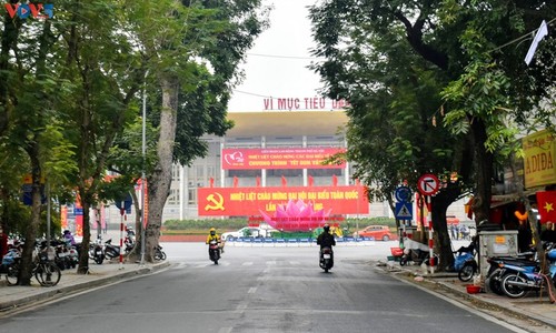 กรุงฮานอยเต็มสีสันของธงชาติและดอกไม้เพื่อฉลองการประชุมสมัชชาใหญ่พรรคคอมมิวนิสต์เวียดนามสมัยที่ 13 - ảnh 14