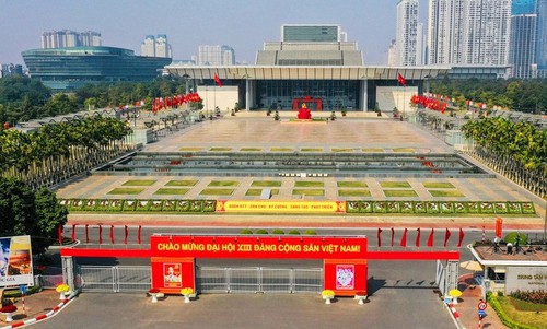 กรุงฮานอยเต็มสีสันของธงชาติและดอกไม้เพื่อฉลองการประชุมสมัชชาใหญ่พรรคคอมมิวนิสต์เวียดนามสมัยที่ 13 - ảnh 16
