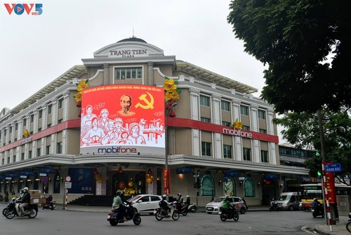กรุงฮานอยเต็มสีสันของธงชาติและดอกไม้เพื่อฉลองการประชุมสมัชชาใหญ่พรรคคอมมิวนิสต์เวียดนามสมัยที่ 13 - ảnh 2