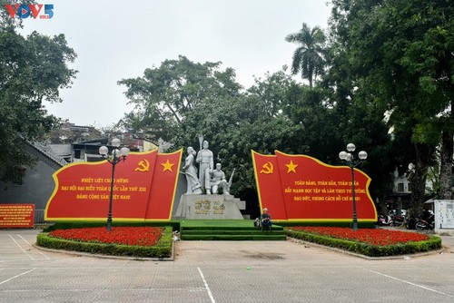 กรุงฮานอยเต็มสีสันของธงชาติและดอกไม้เพื่อฉลองการประชุมสมัชชาใหญ่พรรคคอมมิวนิสต์เวียดนามสมัยที่ 13 - ảnh 6