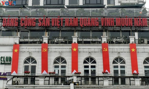 กรุงฮานอยเต็มสีสันของธงชาติและดอกไม้เพื่อฉลองการประชุมสมัชชาใหญ่พรรคคอมมิวนิสต์เวียดนามสมัยที่ 13 - ảnh 7