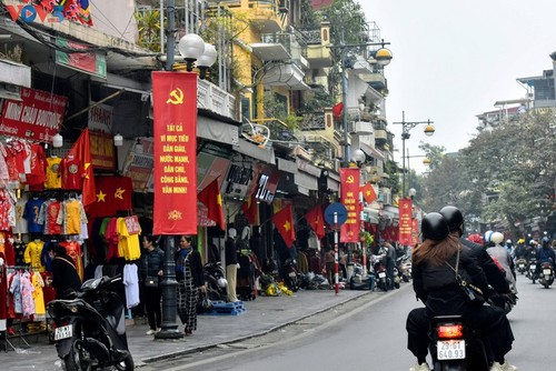 กรุงฮานอยเต็มสีสันของธงชาติและดอกไม้เพื่อฉลองการประชุมสมัชชาใหญ่พรรคคอมมิวนิสต์เวียดนามสมัยที่ 13 - ảnh 8