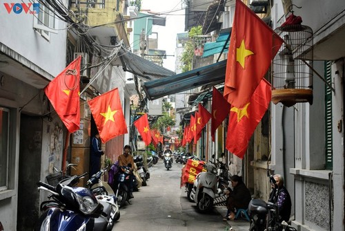กรุงฮานอยเต็มสีสันของธงชาติและดอกไม้เพื่อฉลองการประชุมสมัชชาใหญ่พรรคคอมมิวนิสต์เวียดนามสมัยที่ 13 - ảnh 9