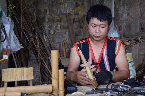 เรอชัมแค้ง (Rơ Chăm Khánh) ชายหนุ่มชนเผ่า Jrai ผู้หลงใหลในเครื่องดนตรีพื้นเมือง - ảnh 1