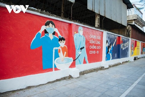 ถนนภาพวาดบนผนังที่ประชาสัมพันธ์การป้องกันและรับมือการแพร่ระบาดของโรคโควิด-19ในกรุงฮานอย - ảnh 3