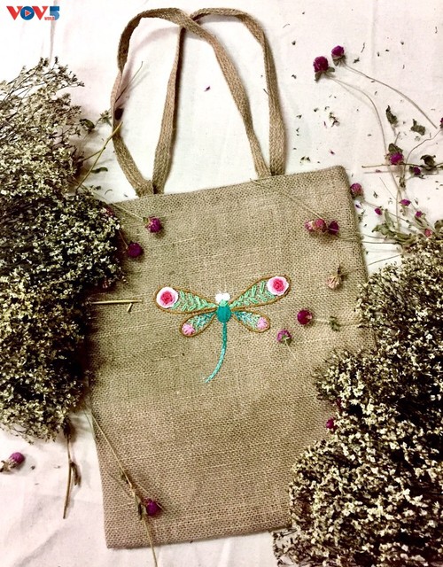 เอกลักษณ์เฉพาะของกระเป๋า handmade ที่ทำจากผ้าปอกระเจา - ảnh 12