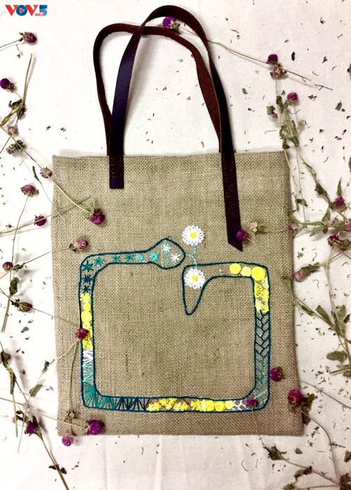 เอกลักษณ์เฉพาะของกระเป๋า handmade ที่ทำจากผ้าปอกระเจา - ảnh 14