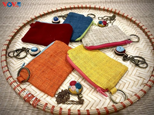 เอกลักษณ์เฉพาะของกระเป๋า handmade ที่ทำจากผ้าปอกระเจา - ảnh 17