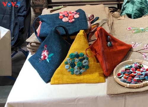 เอกลักษณ์เฉพาะของกระเป๋า handmade ที่ทำจากผ้าปอกระเจา - ảnh 18