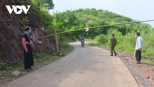 ประสิทธิภาพของรูปแบบทีมป้องกันโควิด-19 ในชุมชน ณ หมู่บ้านเขตเขาของอำเภอหมกโจว์ จังหวัดเซินลา - ảnh 2