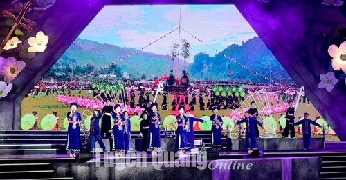 พิธีรับใบรับรอง "การร้องเพลงพื้นบ้าน แทนของชนเผ่าไต หนุ่งและไทในเวียดนาม" เป็นมรดกวัฒนธรรมนามธรรมของมนุษยชาติ - ảnh 1