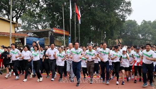 ประชาชนเกือบ 1,500 คนวิ่งมาราธอนเพื่อขานรับการแข่งขันกีฬาเอเชียนเกมส์ครั้งที่ 19 - ảnh 1
