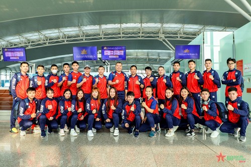 คณะนักกีฬาเวียดนามเดินทางไปกัมพูชาเพื่อเข้าร่วมการแข่งขันกีฬาซีเกมส์ครั้งที่ 32 - ảnh 1
