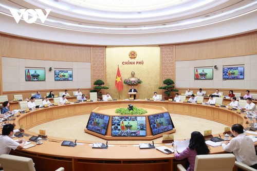นายกรัฐมนตรี​ฝ่ามมิงชิ้ง​เป็นประธานการประชุมประจำเดือนของรัฐบาลกับท้องถิ่นต่างๆ ผ่านรูปแบบออนไลน์ - ảnh 1