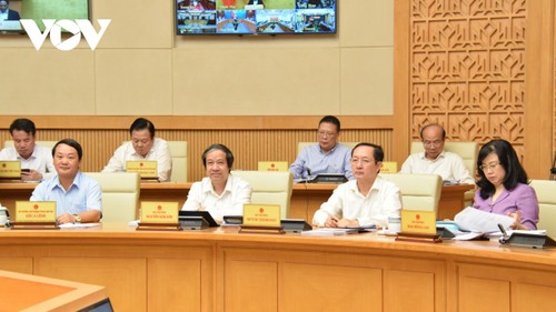 นายกรัฐมนตรี​ฝ่ามมิงชิ้ง​เป็นประธานการประชุมประจำเดือนของรัฐบาลกับท้องถิ่นต่างๆ ผ่านรูปแบบออนไลน์ - ảnh 2
