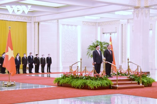 นายกรัฐมนตรีจีน หลี่เฉียง เป็นประธานในพิธีต้อนรับนายกรัฐมนตรี ฝ่ามมิงชิ้ง - ảnh 1