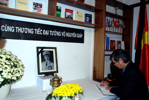 Vietnam’s embassies mourn General Vo Nguyen Giap - ảnh 1