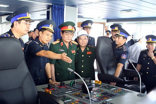 Defense authorities visit Truong Sa Island - ảnh 1