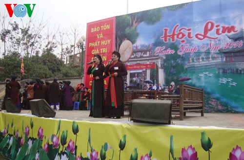 Pilgrims flock to Lim festival in Bac Ninh province - ảnh 1