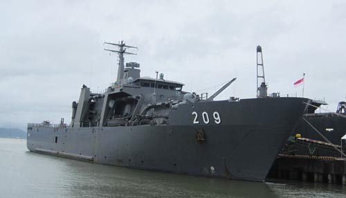 Singapore naval vessel visits Da Nang - ảnh 1