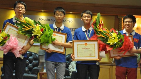Vietnam wins 6 silver medals at Asia-Pacific Informatics Olympiad - ảnh 1