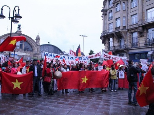 Vietnamese in Germany protest China's actions in the East Sea - ảnh 1