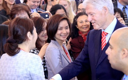 Bill Clinton discusses HIV-AIDS on children in Vietnam - ảnh 1